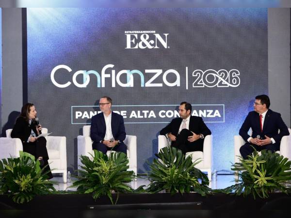 Allan Deware, Angelo Casco Bruni y Carlos Girón, participan en el panel Alta Confianza, moderado por Claudia Díaz, directora ejecutiva de Fundahrse.