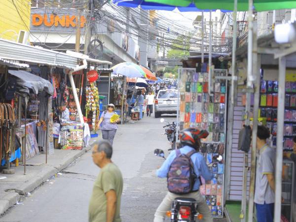 La Tercera Avenida de San Pedro Sula, epicentro del dinamismo económico de la ciudad, refleja el constante crecimiento del comercio informal en sus aceras.