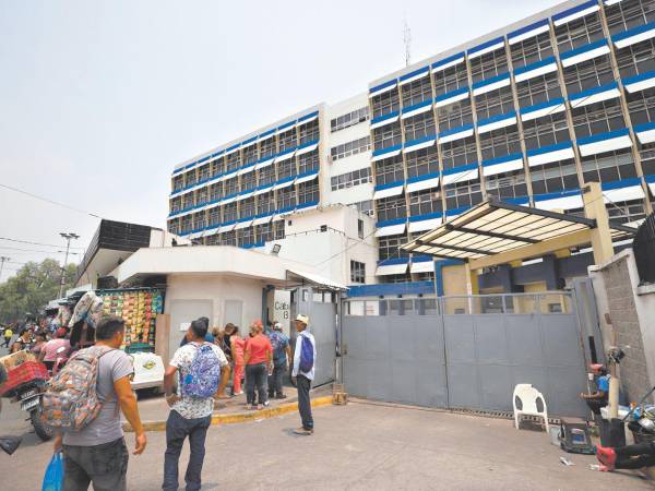 La disposición impide que médicos, enfermeros y otros trabajadores del Hospital Escuela den declaraciones a medios de comunicación o compartan información en redes sociales.