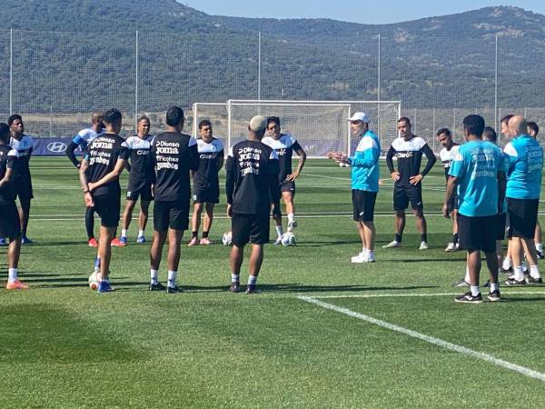 Jugadores de la selección de Honduras entrenando de cara al amistoso ante Perú.