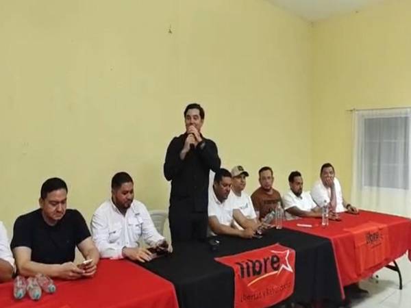 Octavio Pineda se dirige a dirigentes y militantes del Partido Libre durante la reunión política en El Progreso, Yoro, en la que fue respaldado como precandidato presidencial.