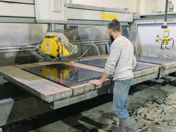 Comisión Tripartita del Salario Mínimo aprueba alza al salario mínimo para 2026 y 2027 con incrementos diferenciados y pago retroactivo a trabajadores.