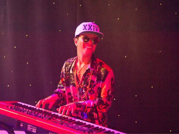 El artista estadounidense Bruno Mars confirmó oficialmente el lanzamiento de su nuevo álbum de estudio, el cual lleva por nombre The Romantic.