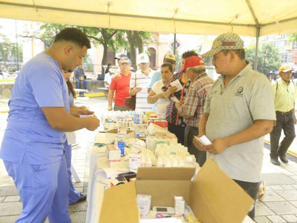 La jornada de vacunación y desparasitación inició en el parque central de San Pedro Sula.