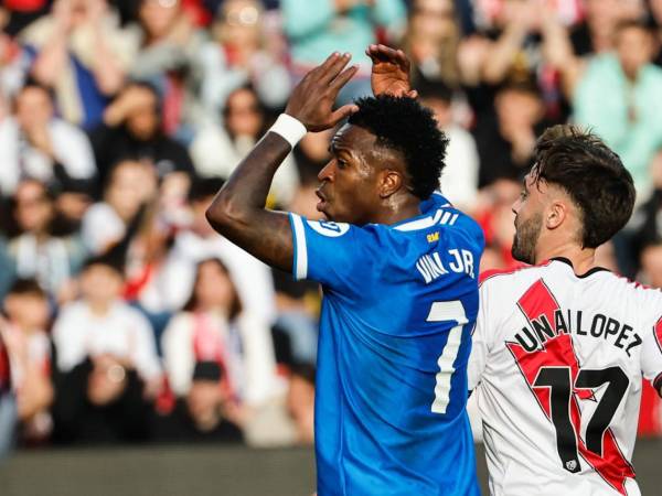 Vinicius lamentando una ocasión errada en el duelo Rayo Vallecano vs Real Madrid.