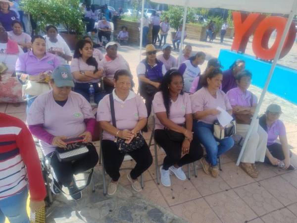 Grupos de mujeres participaron en un plantón en el parque central de La Ceiba, donde exigieron justicia por las vidas de las víctimas de violencia.