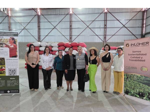 Parte del grupo de mujeres del departamento de Lempira que exportaron el primer contenedor de café a Italia el pasado 24 de abril.