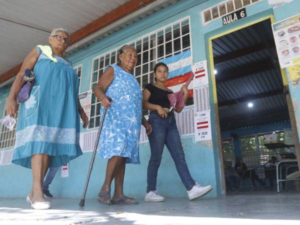 Votantes hondureñas llegan a ejercer el sufragio en las elecciones primarias de marzo.