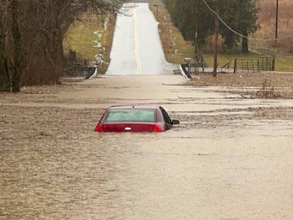 Según el Servicio Meteorológico Nacional (NWS, en inglés), algunas zonas de Kentucky y Tennessee han registrado hasta 15 centímetros de lluvia.