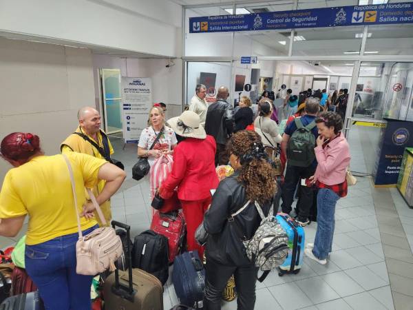Los médicos cubanos salieron de Honduras en vuelos chárter, el primer grupo de 52 salió del aeropuerto Guillermo Anderson de La Ceiba, la mañana de este miércoles.