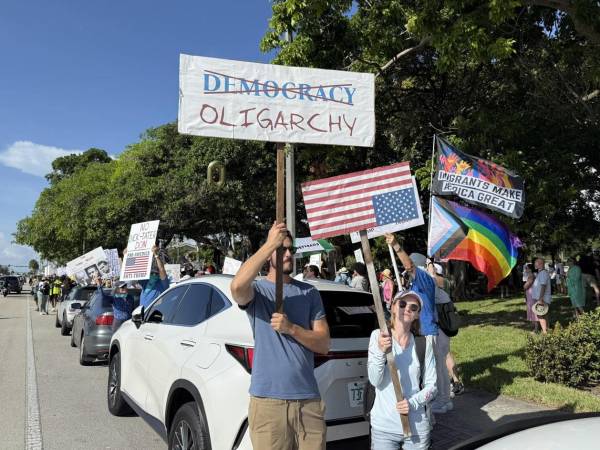 Personas protestan en el marco de la movilización nacional denominada 'No Kings' (Reyes No) realizada este sábado en frente de Mar-a-Lago, la residencia del presidente Trump en Palm Beach, Florida (EE.UU). EFE/Alicia Civita