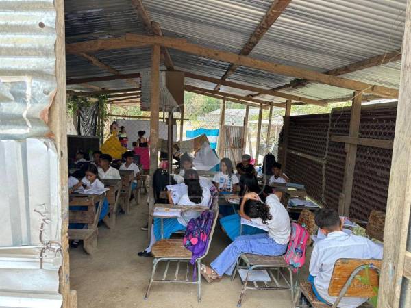 La colonia San Francisco de Asís, en Macuelizo, Santa Bárbara, vuelve a levantar la voz. El padre Leopoldo Serrano denunció que el proyecto comunitario quedó nuevamente abandonado, especialmente la construcción de la escuela, donde los niños siguen esperando aulas dignas. Los escolares siguen recibiendo clases a medias bajo sus aulas de aluminio, hasta donde las altas temperaturas hagan el aprendizaje soportable.