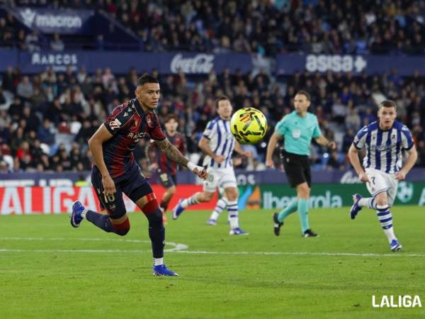 Kervin Arriaga jugó todo el partido con el Levante contra la Real Sociedad por la Liga Española.
