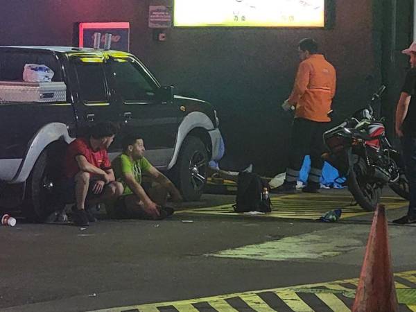 Personas que se encontraban en la zona intentaron auxiliar al hombre, pero debido a la gravedad provocada por los disparos falleció de inmediato.