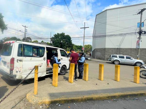 La Policía Nacional mantiene presencia constante en puntos estratégicos de San Pedro Sula, con el objetivo de brindar protección a los usuarios del transporte público y reducir la incidencia delictiva en las principales rutas urbanas.