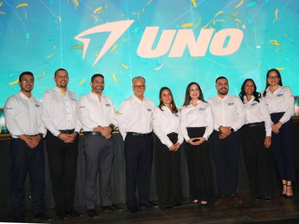 Ejecutivos de UNO y Tiendas Pronto presentes en el lanzamiento de la campaña “UNO te une a la fiesta del fútbol”.