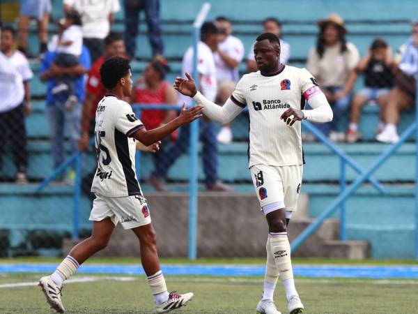 Yustin Arboleda celebrando su gol con Brayan Cortés ante el Génesis PN.