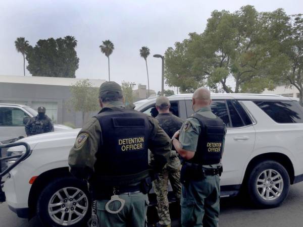 El padre fue esposado y llevado a una camioneta con los otros detenidos, dejando sola a la pequeña.