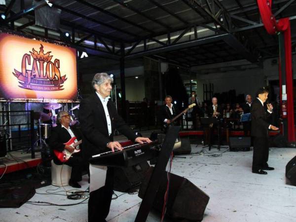 En una noche mágica y llena de nostalgia, la agrupación chilena Los Galos se presentó ayer en Tegucigalpa, reafirmando su lugar en el corazón de la música romántica latinoamericana. El evento, titulado “Nuestro tiempo”, tuvo lugar en Radiohouse Casa Campo y contó con la presencia de un público mayoritariamente adulto y femenino, ansioso por revivir las melodías que marcaron una época.