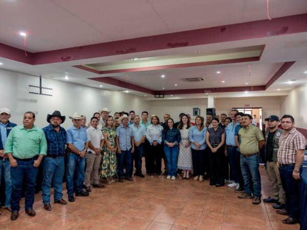 Participantes de la jornada de socialización de la Ración Fresca de Alimentación Escolar, durante el encuentro realizado en Gracias, Lempira.