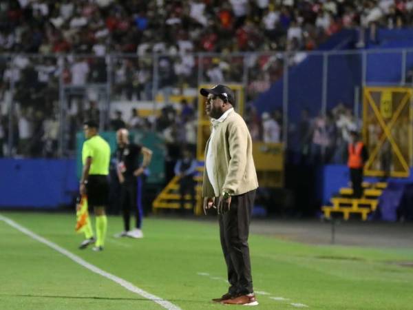 Hernán Medford molesto con los jugadores del Saprissa por el nivel presentado.