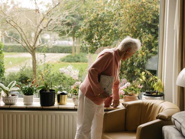 Irene Mekel, de 82 años, descubrió hace un año que padece el mal de Alzheimer. En su sala, en un pueblo holandés. (Melissa Schriek para The New York Times)