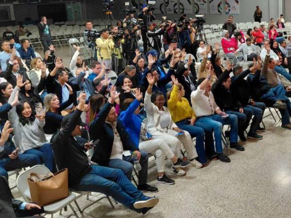 Diputados de oposición durante la sesión extraordinaria desarrollada en las instalaciones de la iglesia Vida Abundante, en Tegucigalpa.