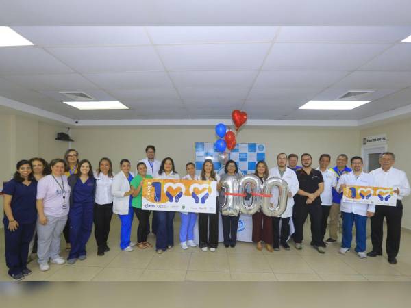 Médicos y autoridades del IHSS, junto con representantes de fundaciones sin ánimo de lucro, celebraron la realización de la cirugía número 100 de la institución.