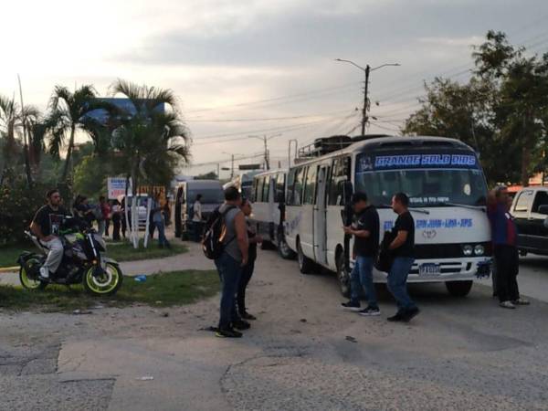 Desde tempranas horas, conductores paralizaron sus unidades de transporte público e impidieron la circulación de otros autobuses durante la protesta.