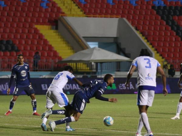 Jugadores del Motagua y Victoria disputando el balón.