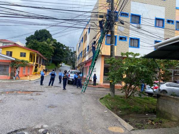 Agentes de varias unidades policiales desmantelaron las cámaras de vigilancia que estaban en el barrio Buenos Aires de La Ceiba, en la entrada que conduce a sectores tomados por grupos pandilleros.