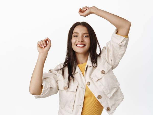 Otras prácticas, como tomar duchas de agua fría, cantar canciones favoritas o consumir chocolate oscuro (rico en cacao) contribuyen a la liberación de endorfinas y sentirte más tranquilo o feliz.