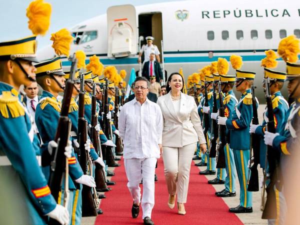 Llegada de Gustavo Petro a Honduras este martes.