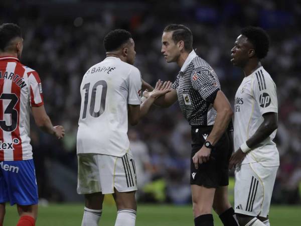 Kylian Mbappé y Vinicius le reclaman al árbitro Javier Alberola Rojas durante el juego ante Girona.