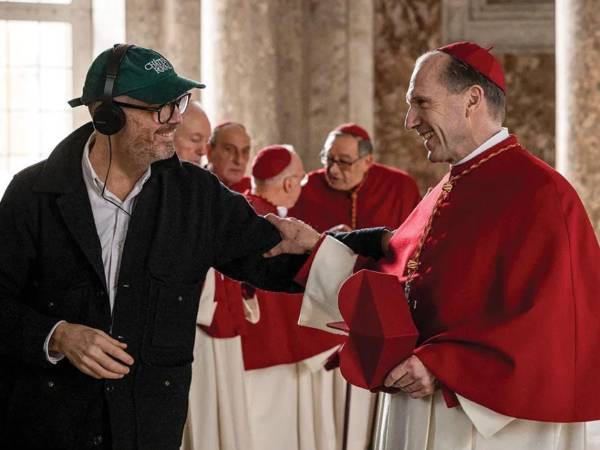 El directo Edward Berger (izquierda) y el actor Ralph Fiennes en el set de Cónclave.