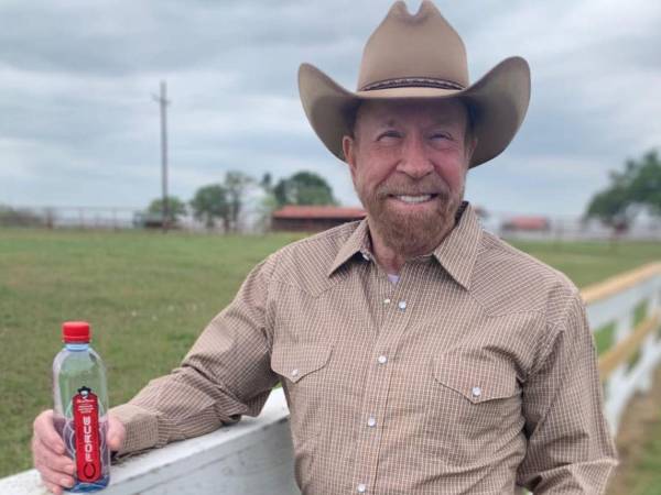 El fallecimiento de Chuck Norris ha generado una ola de reacciones a nivel internacional, así como interrogantes en torno a las causas que provocaron su muerte a los 86 años.