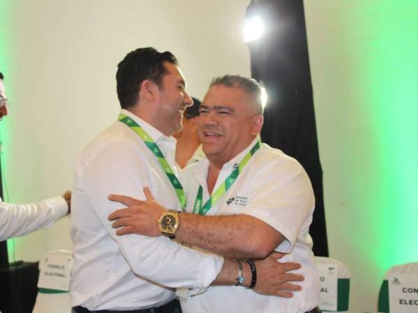 El alcalde del Distrito Central, Juan Diego Zelaya, felicitó a Juan Carlos Molina al ser electo presidente de la Asociación de Municipios de Honduras (Amhon).