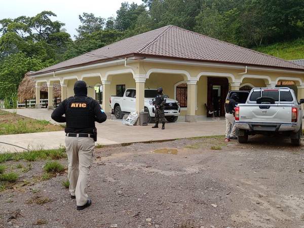 Agentes de la Atic allanan una vivienda este martes en el municipio de Florida, Copán, región occidental de Honduras.