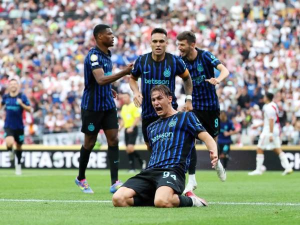 Francesco Pio Esposito celebrando su gol que puso a ganar al Inter de Milán contra River Plate.