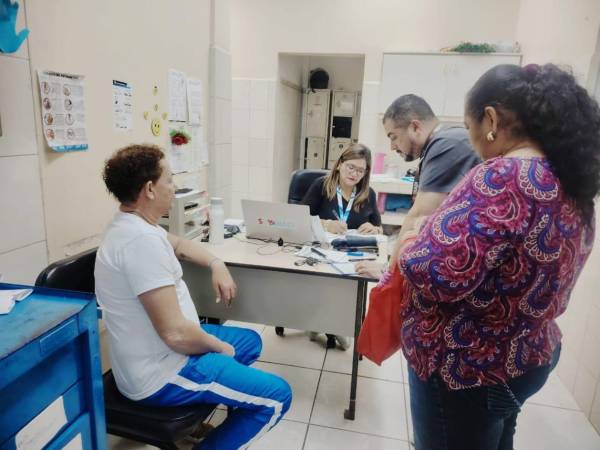 Los pacientes también enfrentan dificultades económicas para costear medicamentos, consultas y transporte. Atenciones en el área de urgencias del Instituto Nacional de Diabéticos.