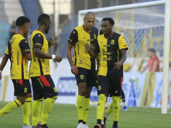 Real España y Lobos UPNFM se vieron las caras en el Estadio Morazán.