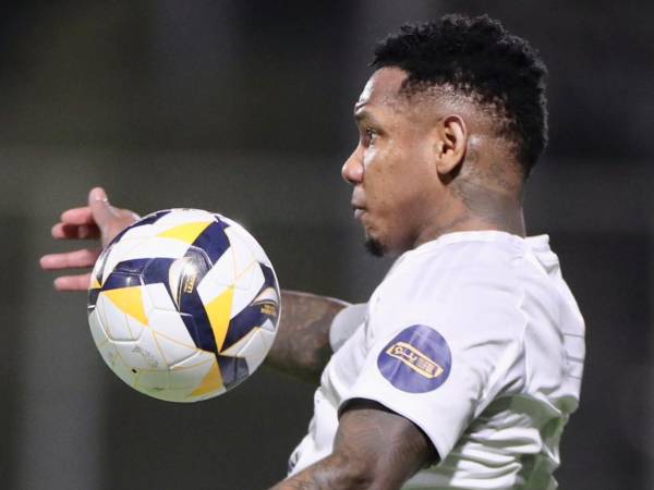 Romell Quioto y su equipo tienen opciones de poder conseguir el ascenso a primera en el balompié saudí.