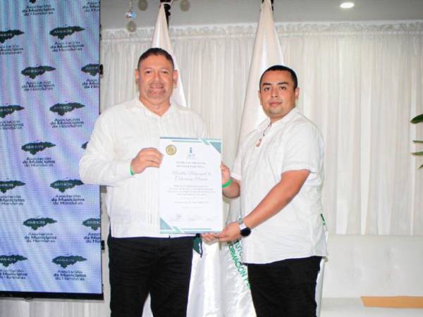 El ex alcalde abogado Marco Ramiro Lobo le hizo entrega de un reconocimiento a Jaime Francisco Carrillos Antúnez.