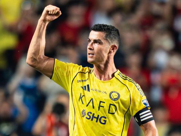 Cristiano celerbando su segundo gol con el Al Nassr ante el Al Okhdood en la Liga de Arabia Saudí.