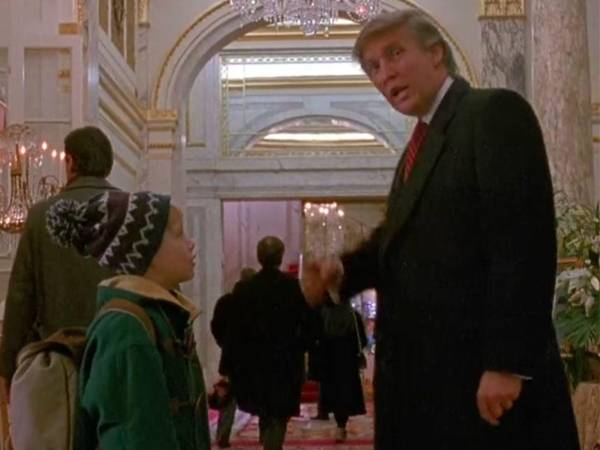 Macaulay Culkin y Donald Trump en una escena de Home Alone 2.