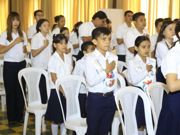 Los estudiantes recibieron sus reconocimientos en medio de una emotiva ceremonia, acompañados por representantes de la empresa privada de la zona norte, quienes compartieron mensajes de motivación y visión de futuro.