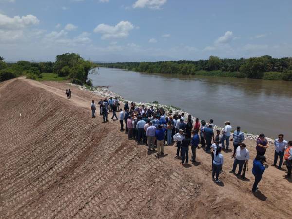 El presidente del Congreso Nacional, Tomás Zambrano, supervisó las obras de construcción de bordos y canales de alivio que buscan reducir las inundaciones en El Progreso, Yoro.