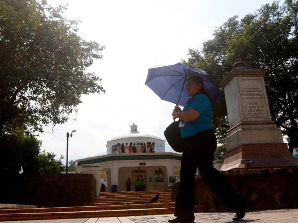 La sensación térmica es cómo el cuerpo percibe la temperatura, influida por factores como el viento y la humedad, no solo por lo que marca el termómetro. Suele ser mayor a la que marca el termómetro en condiciones de calor elevado, como el actual.