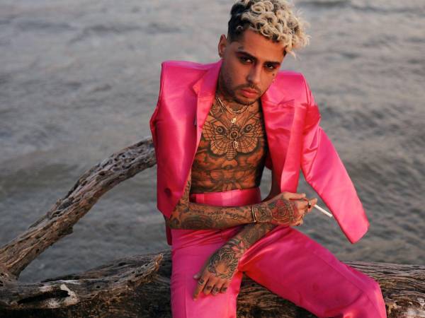 El cantante y compositor Dalex se ha consolidado como una de las voces más reconocibles de la música urbana contemporánea. Con un estilo marcado por letras sensuales y ritmos envolventes, el artista ha logrado posicionarse dentro del competitivo panorama del reguetón internacional.