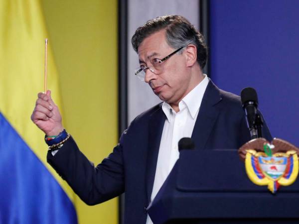 El presidente de Colombia, Gustavo Petro, habla durante una rueda de prensa a medios internacionales este jueves, en Bogotá (Colombia).